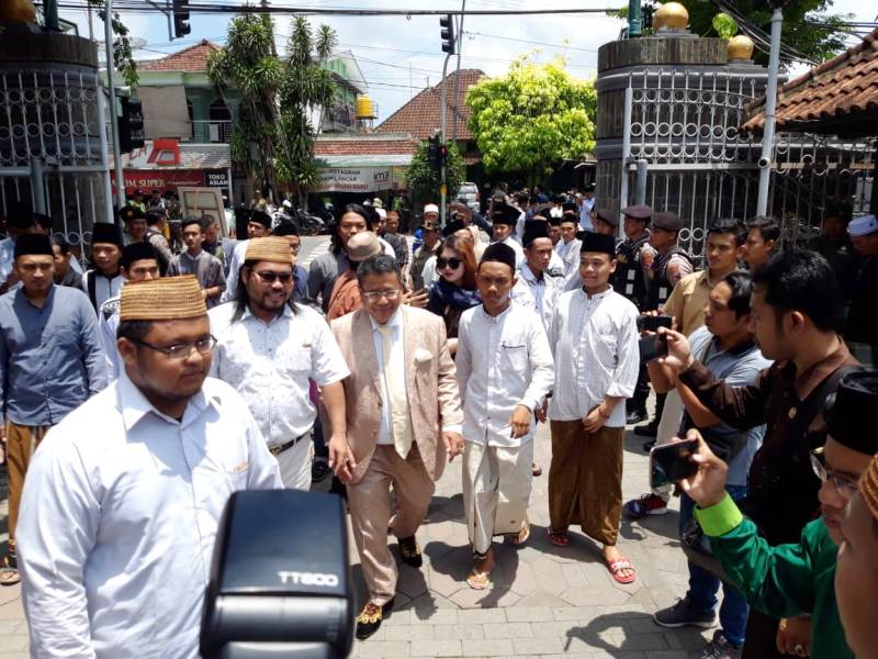 Pengacara Hotman Paris di lingkungan Pondok Pesantren Tebuireng, Jombang, Jawa Timur, saat melayat Gus Sholah pada Senin, 3 Februari 2020. (Foto: Instagram @hotmanparisofficial)