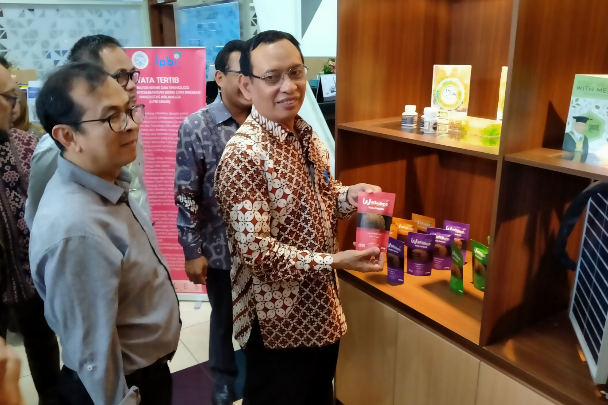 Rektor Unair, Prof Mohammad Nasih melihat produk hasil inovasi mahasiswa di Gedung Coworking Space Inkubator Bisnis Unair, Surabaya, Selasa 4 November 2020. (Foto: Fariz/ngopibareng.id) 