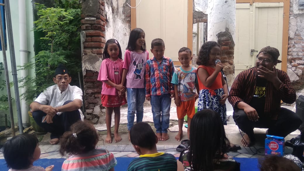 Dongeng bersama Cak Handoko, menghibur yang edukatif bagi anak anak Lawang Seketeng.