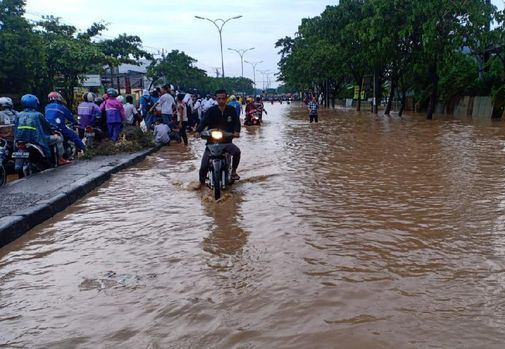 Antrean sepeda motor yang tak bisa melintasi jalur Semarang-Kendal yang banjir, Selasa 4 Februari 2020. (Foto: @FPRBJateng)