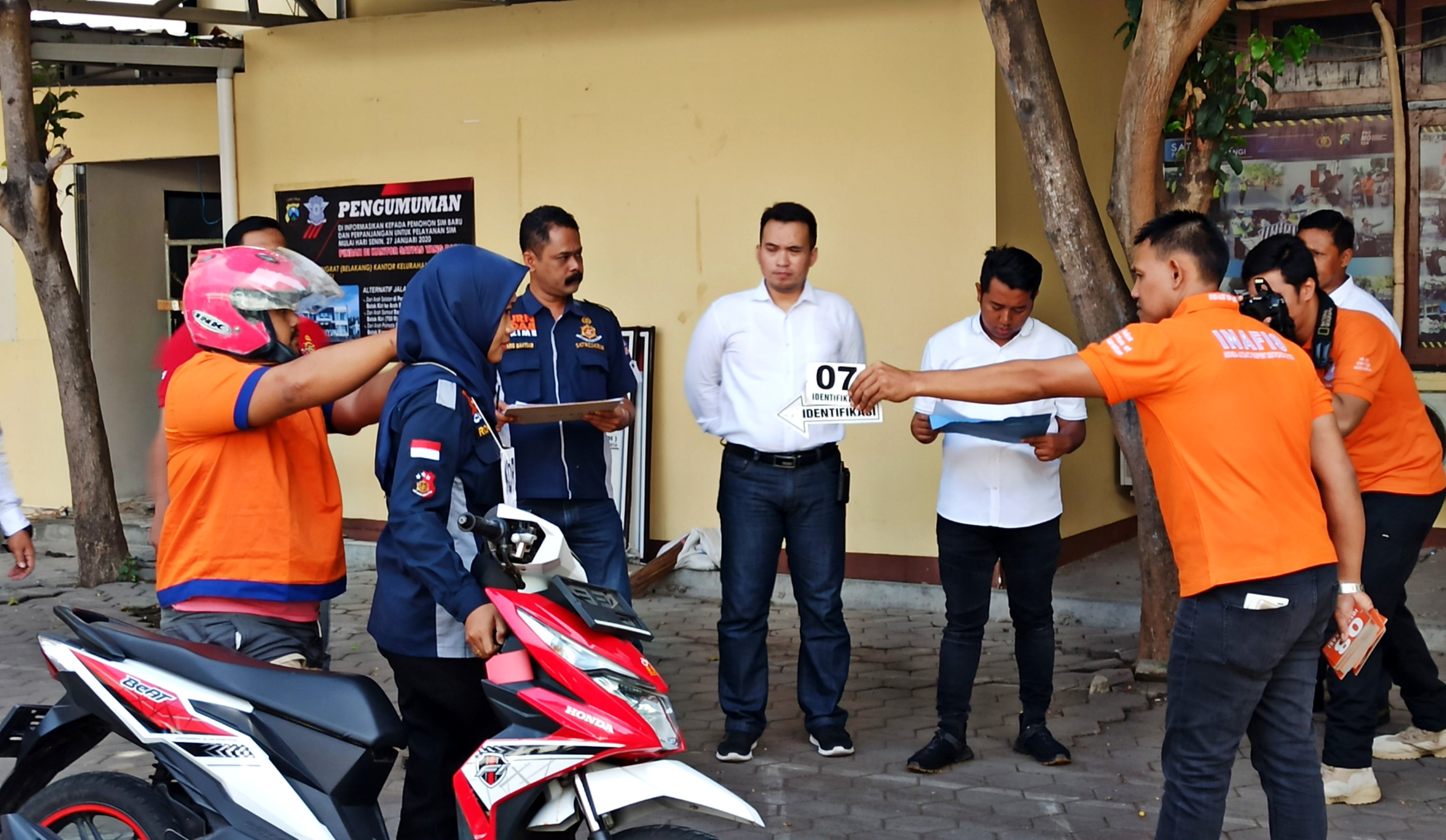 Adegan ke-7 tersangka memukul korban dari belakang sesaat tiba di TKP. (Foto: Hujaini/ngopibareng.id)