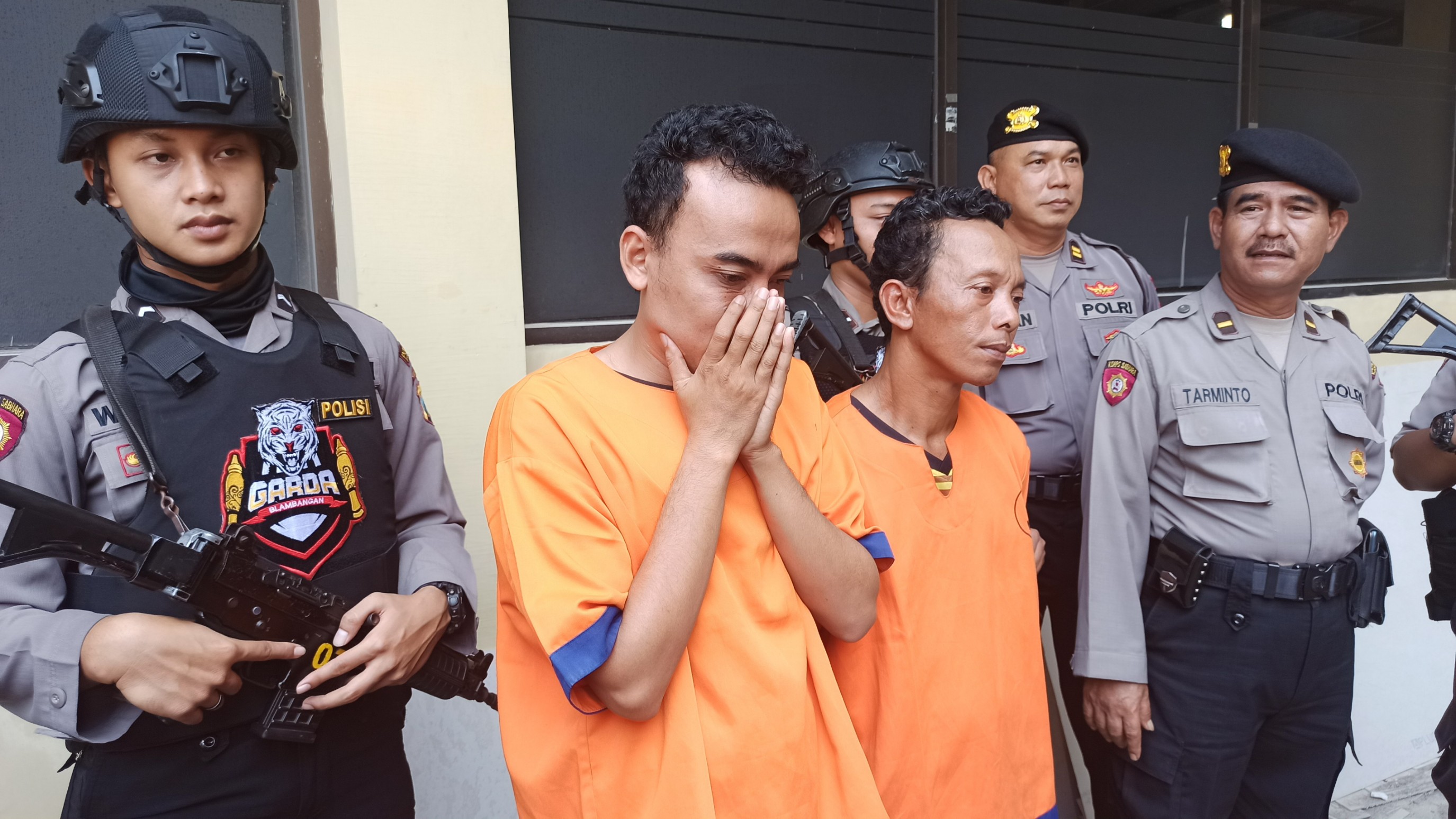 Saiful Mustakim (kiri) dan Slamet Hadi Mulyono, dua orang penadah barang milik korban Rosidah. (Foto: Hujaini/ngopibareng.id)