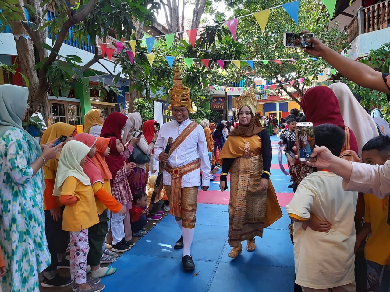 Parade busana dari negara-negara ASEAN yang ditunjukan oleh guru SAIM. (Foto: Istimewa)