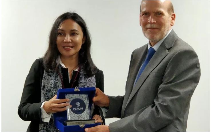 Direktur Utama Perum Peruri Dwina Septiani Wijaya (kiri) dan Manager of Currency Management Departement BCRP Javier Gutierrez Gonzales di kantor BCRP, Lima, Peru, Selasa 4 Februari 2020. (Foto: Peruri)