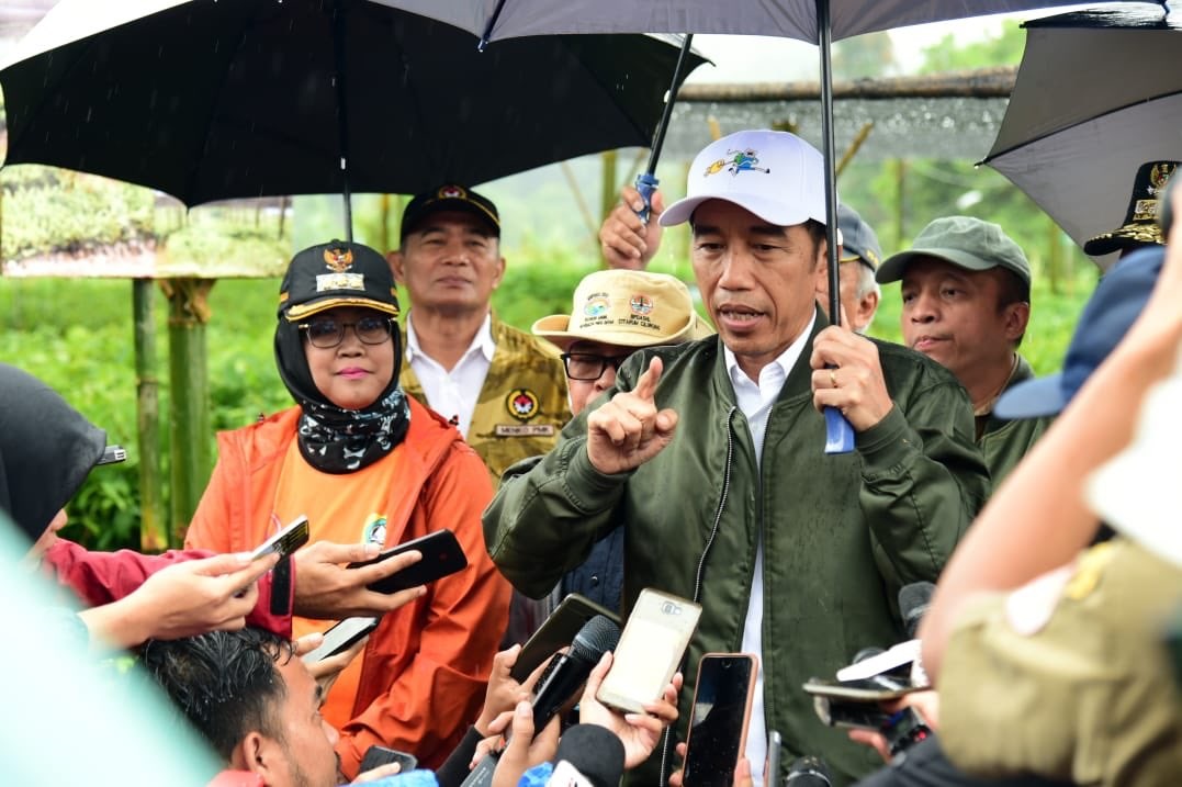 Presiden Jokowi saat meninjau Kecamatan Sukajaya, Bogor. (Foto: Setpres)