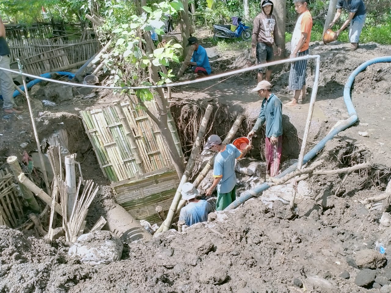 Para pekerja sedang menggali pipa PDAM yang bocor di kawasan Sumber Ronggojalu, Kabupaten Probolinggo. (Foto: Ikhsan/ngopibareng.id)