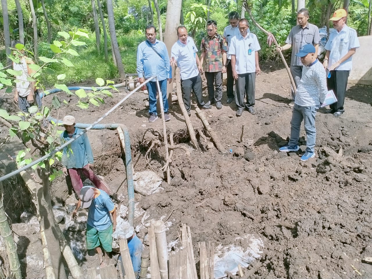 Komisi II DPRD saat meninjau pipa PDAM yang bocor di kawasan Sumber Ronggojalu, Kabupaten Probolinggo. (Foto: Ikhsan/ngopibareng.id)