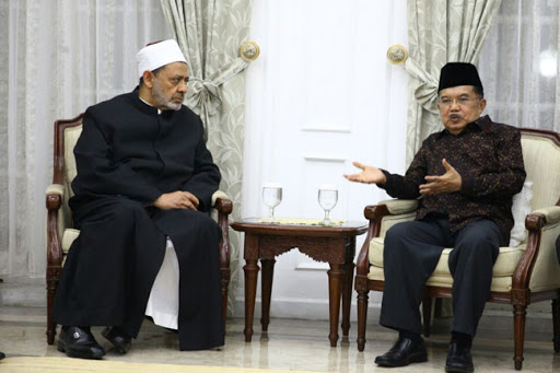 Grand Syeikh Prof. Dr. Ahmed Thayyib ketika bersama M Jusuf Kalla, Ketua Umum Dewan Masjid Indonesia (DMI). (Foto: Istimewa)