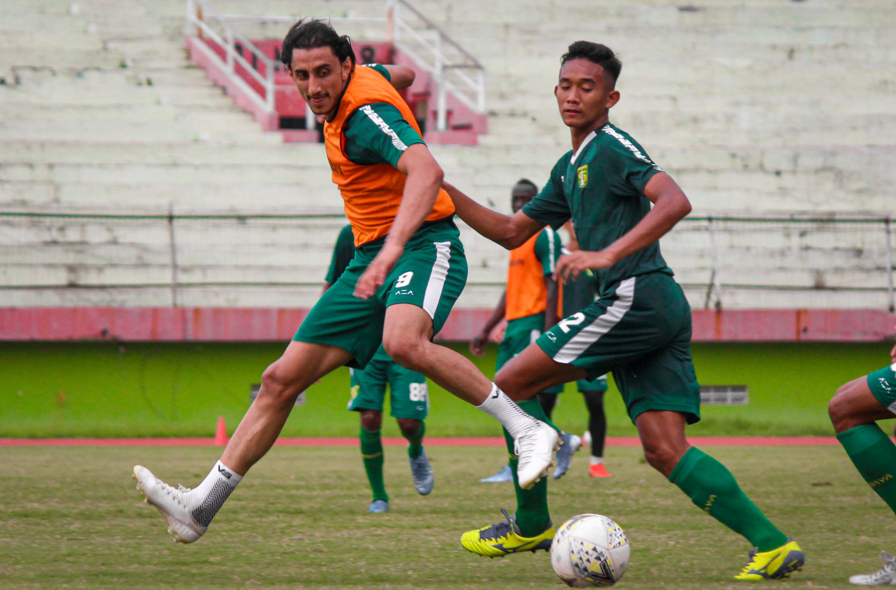 Pemain Persebaya, Mahmoud Eid dan Rizky Ridho saling berebut bola dalam latihan di Stadion Gelora Delta, Sidoarjo, Rabu 5 Februari 2020. (Foto: Fariz/ngopibareng.id)