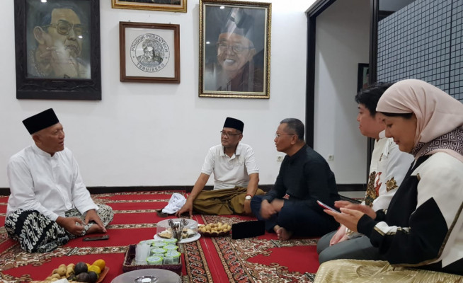 Gus Kikin dan Dahlan Iskan di Tebuireng (foto disway)