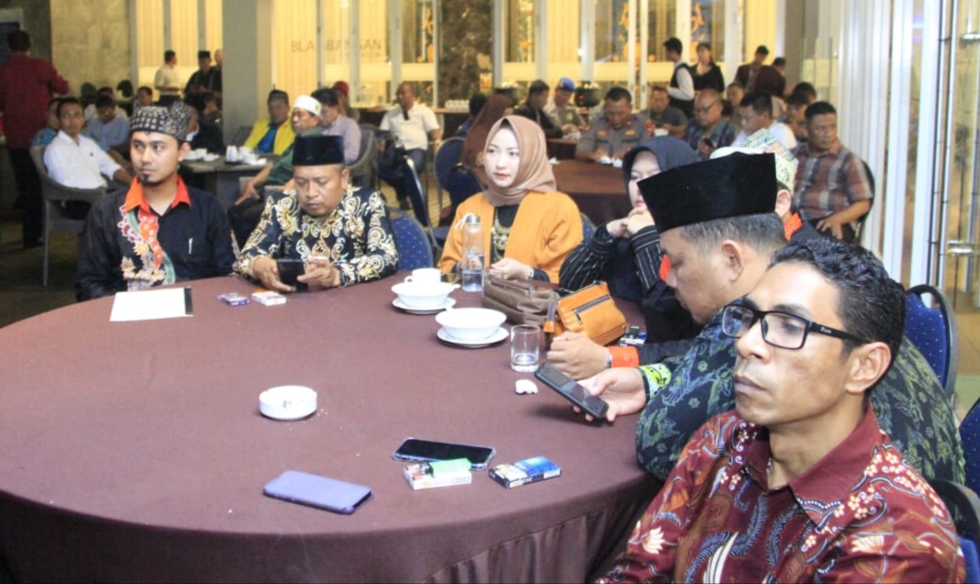 Sejumlah petinggi partai Politik di Banyuwang bersama anggota Bawaslu dan KPU Banyuwangi mengikuti diskusi tentang pilkada. (Foto: Hujaini/ngopibareng.id)