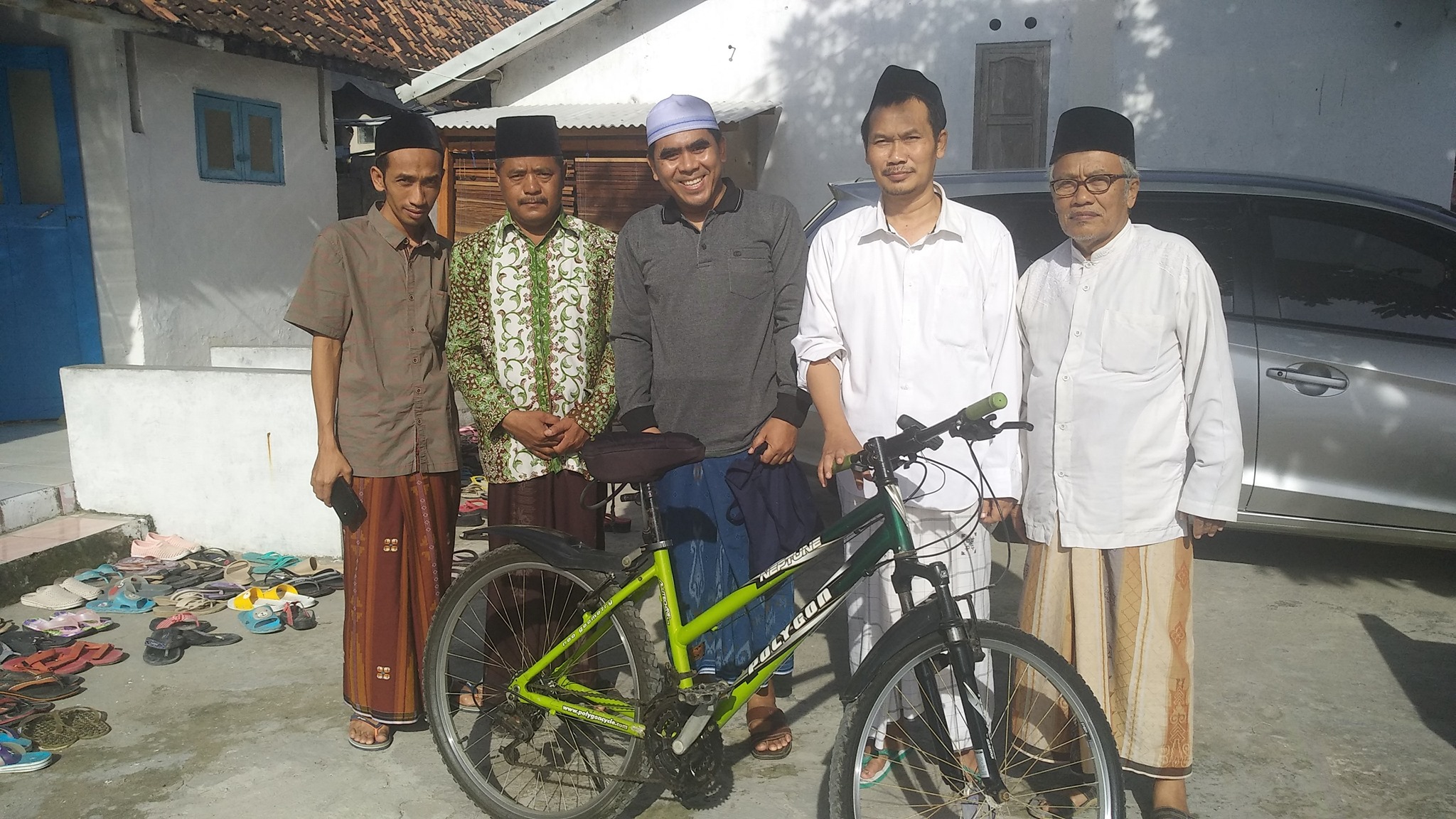 Gus Abdul Ghofur Maimoen bersepeda bisa bersilaturrahmi ke Narukan, bersua dengan Kiai Milenial Gus Baha, Gus Fuad, Ustadz Ali, dan Kyai Zainuddin. Meski tak ke masjid, semoga setiap kayuhan tetap dicatat sebagai amal baik. (Foto: Istimewa)