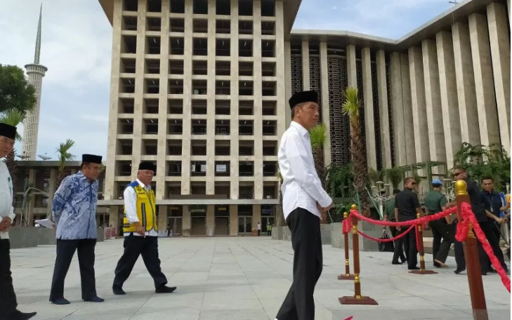 Presiden Joko Widodo saat meninjau proses renovasi Masjid Istiqlal di Jakarta, Jumat 7 Februari 2020. (Foto: Antara/Indra Arief)