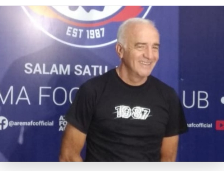 Pelatih Kepala Arema FC, Mario Gomez saat berada di Kantor Arema FC (Theo/ngopibareng.id)