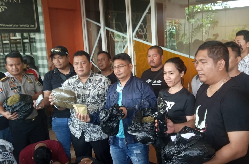 Polda Jatim beserta Polda Metro Jaya gelar perkara kasus home industri ganja sintetis di Surabaya, Jumat, 7 Februari 2020. (Foto: Andhi/ngopibareng.id)