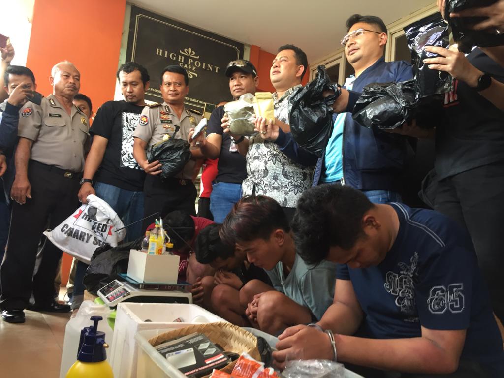 Tersangka pembuat ganja sintetis bersama barang bukti