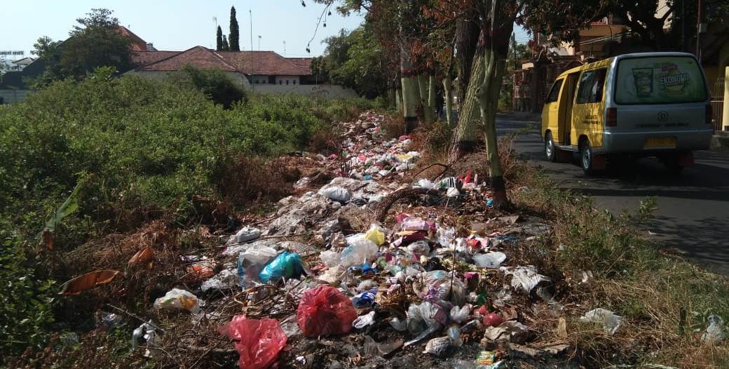 Kawasan kumuh dengan banyak sampah yang berpotensi sebagai tempat genangan air seperti ini menjadi sarang nyamuk pemicu Demam Berdarah Dengue (DBD) di Kota Probolinggo. (foto: iksan/ngopibareng.id)