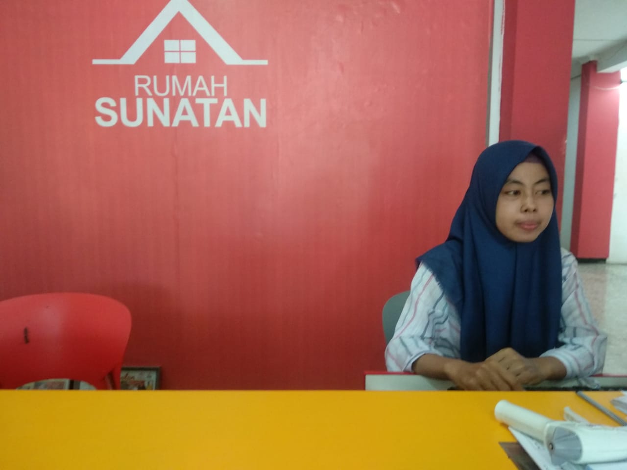 Kanti Nuryanah, operator sekaligus perawat di Rumah Sunatan cabang Surabaya (Foto: Rizqi Mutqiyyah/ngopibareng.id)
