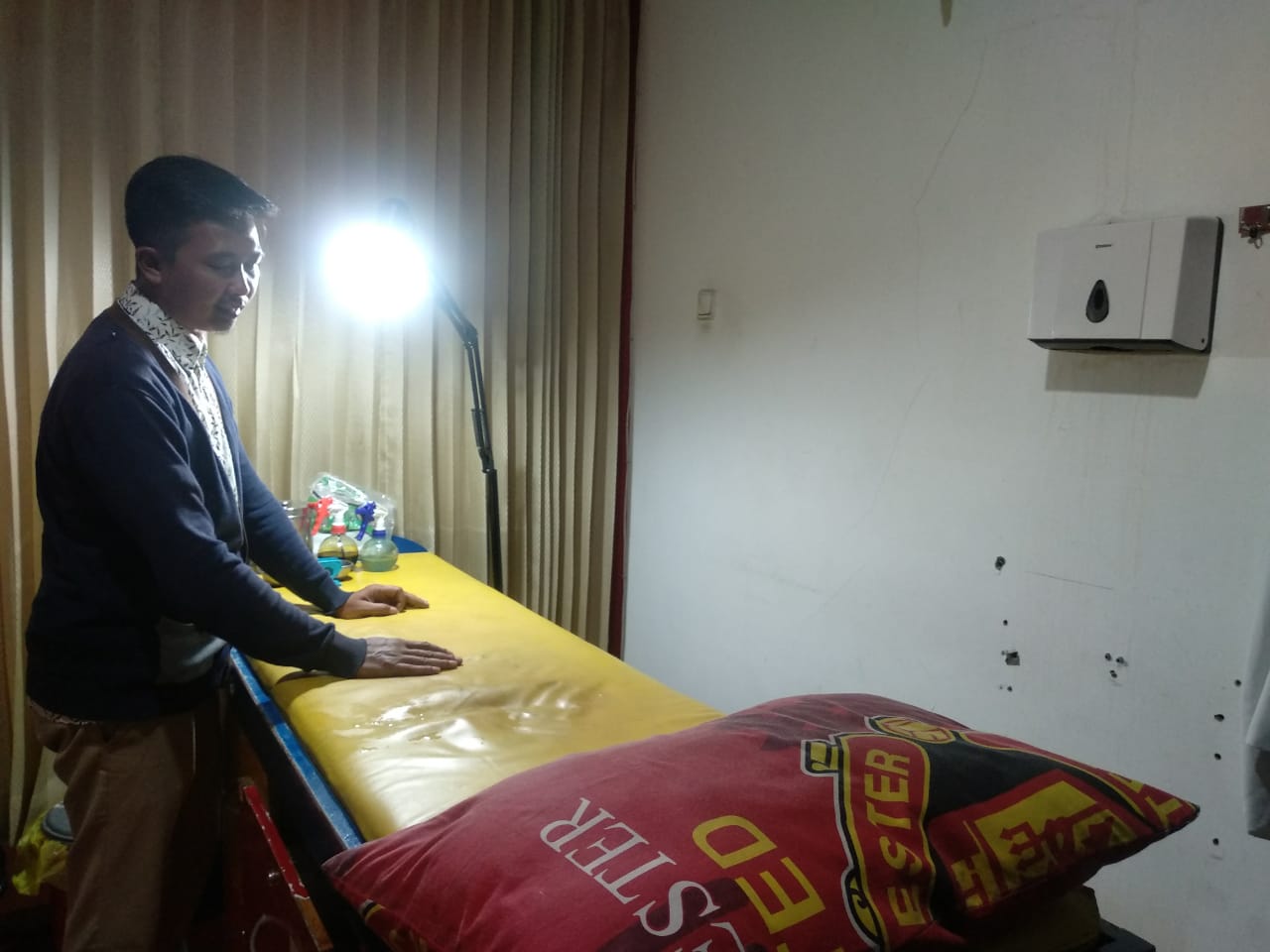 Mukhammad Ikhwan, Kepala Klinik Rumah Sunatan Menunjukkan Ruangan Sunat (Foto: Rizqi Mutqiyyah/ngopibareng.id)