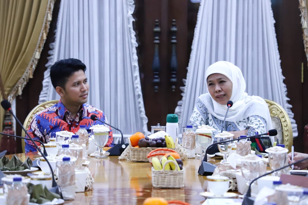 Gubernur Jatim, Khofifah Indar Parawansa saat memimpin rapat bersama OPD di Gedung Negara Grahadi. (Foto: istimewa)