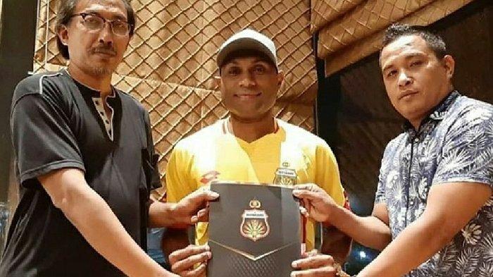 Titus Bonai (Tibo) saat teken kontrak dan mengenakan jersey Bhayangkara FC. (Foto: Instagram Bhayangkara FC)