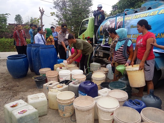 Ilustrasi antre air bersih saat warga kekeringan. (Foto: Istimewa)