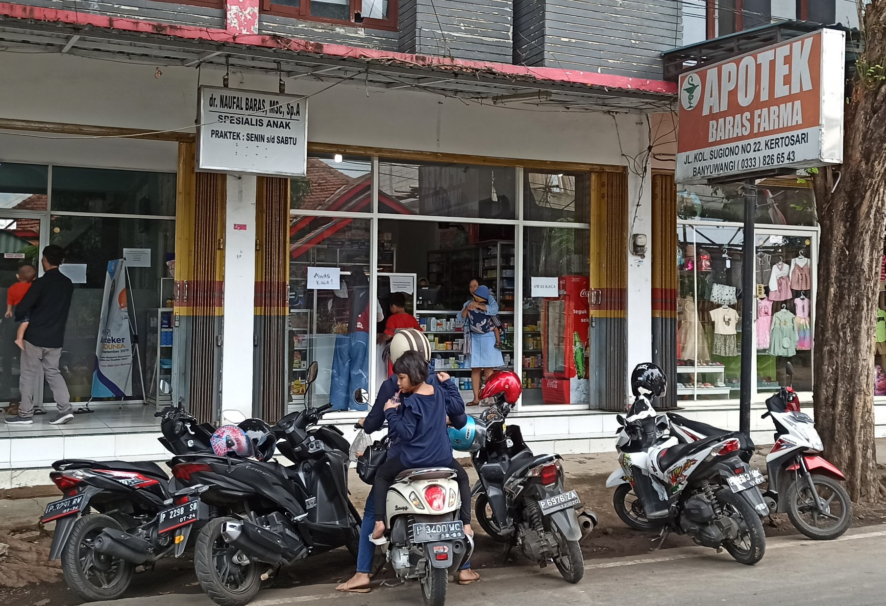 Suasana di salah satu apotek di Jl. Letkol Sugiono Banyuwangi (foto: Hujaini/ngopi bareng.id)