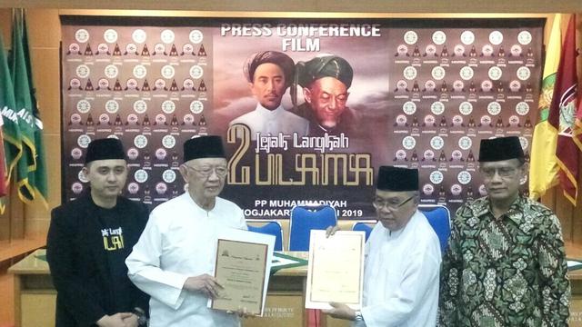 Pengasuh Pondok Pesantren (Ponpes) Tebuireng Jombang, Jawa Timur, KH Salahuddin Wahid atau Gus Sholah semasa hidup, saat menghadiri konferensi pers film Jejak Langkah 2 Ulama. (Foto: Dok. LSBO)