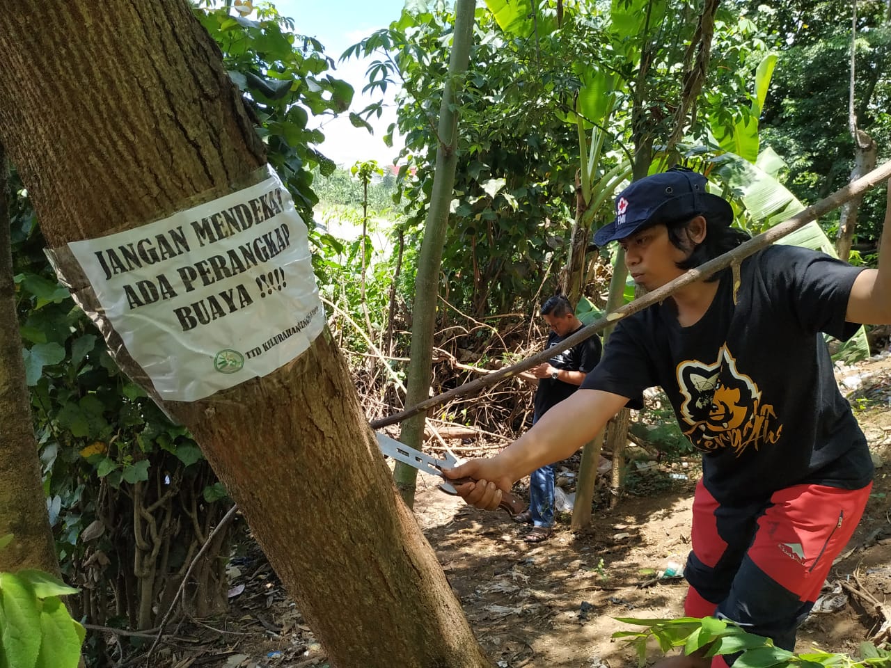 BPBD kota Kediri dan relawan pasang perangkap tangkap buaya(Fendi/ngopibareng.id)