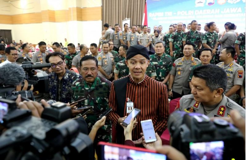 Gubernur Jawa Tengah Ganjar Pranowo saat Rakernas Persatuan Perangkat Desa Indonesia (PPDI) di Asrama Haji Donohudan, Sabtu, 8 Februari 2020. Ganjar pertanyakan pelanggaran HAM oleh WNI eks ISIS.  (Foto: Humas/Jateng)