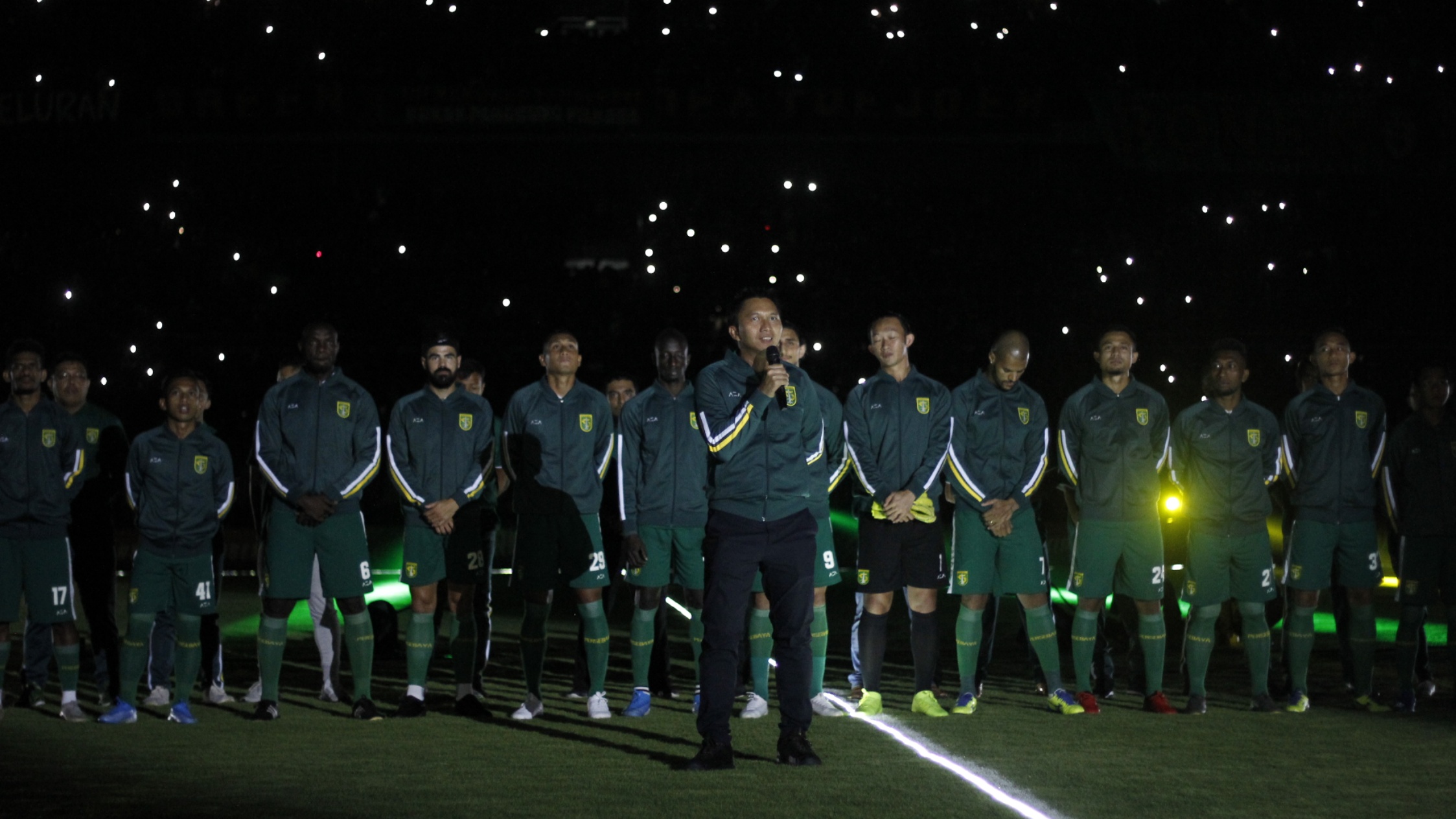 Presiden Persebaya Surabaya, Azrul Ananda saat memperkenalkan timnya kepada suporter di Stadion Gelora Bung Tomo, Surabaya, Sabtu 8 Februari 2020. (Foto: Fariz/ngopibareng.id)