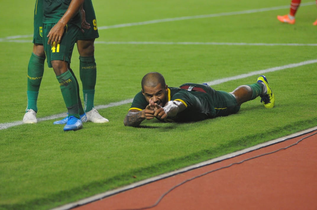 David da Silva tampil gemilang, Persebaya sementara unggul 2-1 atas Sabah FA di babak pertama laga uji coba pramusim, Sabtu 8 Februari 2020. (Foto: Erfan Japrak/Ngopibareng.id)