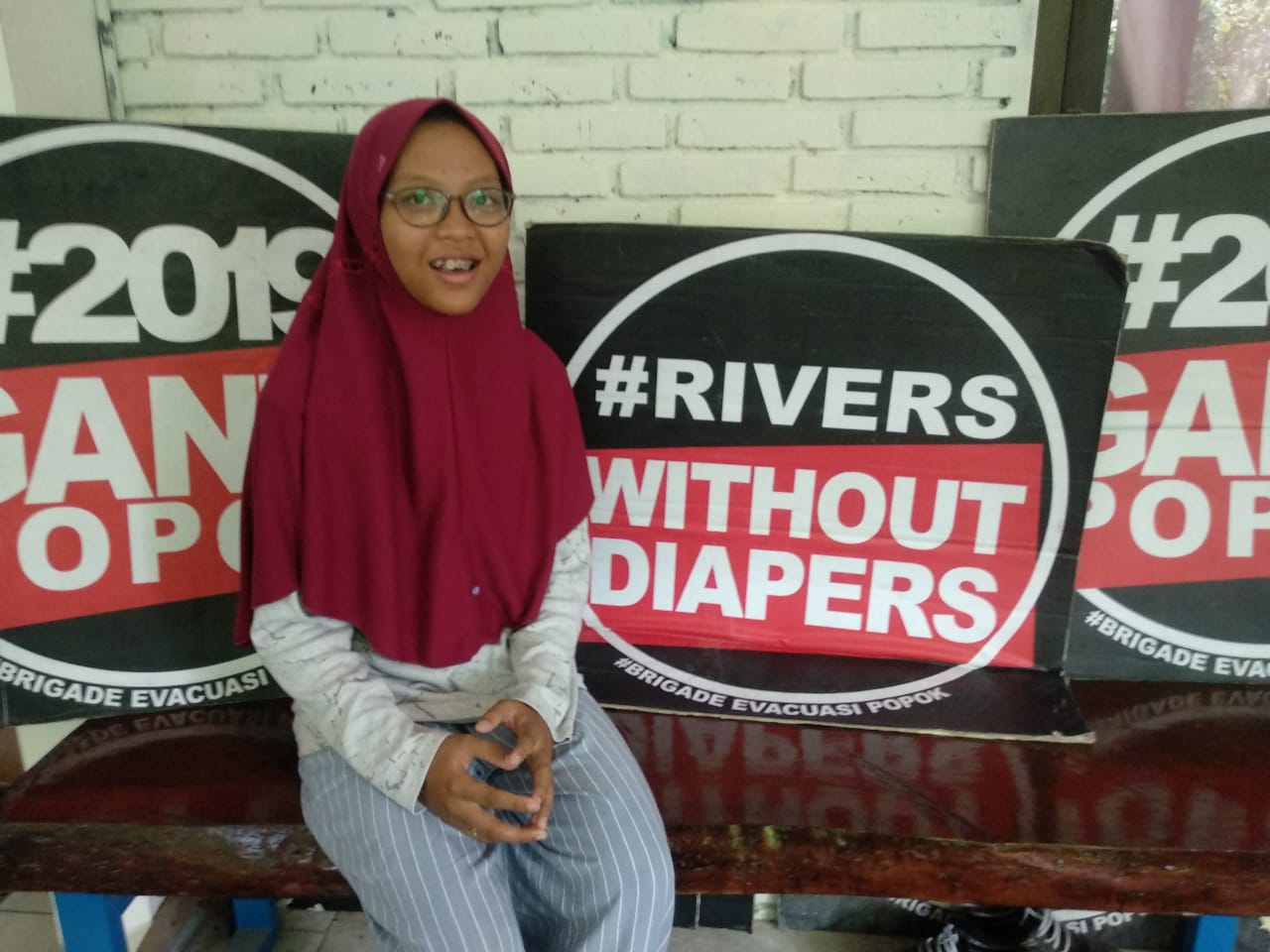 Thara Bening, siswi kelas 3 SMAN 1 Driyorejo, Gresik, peduli sampah hingga mengirimkan ultimatum ke Bupati Gresik. (Foto: Rizqi Mutqiyyah/Ngopibareng.id)