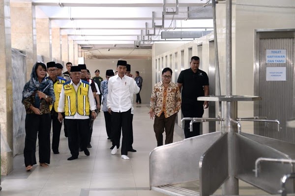 Presiden Joko Widodo (Jokowi) bersama rombongan saat kunjungan kerja di Masjid Istiqlal. (Foto: Dok. Setpres)