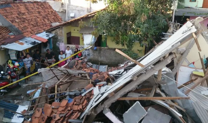  Warga menyaksikan bangunan indekos berlantai tiga di Jalan Bangka Barat IV, Kelurahan Pela Mampang, Jakarta Selatan, yang roboh pada Sabtu 8 Februari 2020. (Foto: Antara/Laily Rahmawaty)