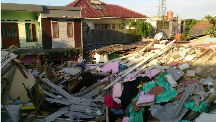 Reruntuhan bangunan indekos berlantai tiga di Jalan Bangka Barat IV, Kelurahan Pela Mampang, Jakarta Selatan, yang roboh pada Sabtu 8 Februari 2020. (Foto: Antara/Laily Rahmawaty)