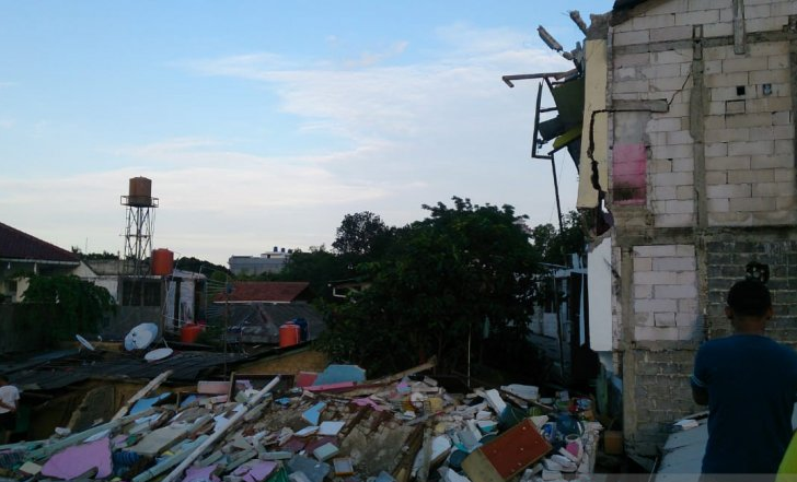  Warga menyaksikan bangunan indekos berlantai tiga di Jalan Bangka Barat IV, Kelurahan Pela Mampang, Jakarta Selatan, yang roboh pada Sabtu 8 Februari 2020. (Foto: Antara/Laily Rahmawaty)
