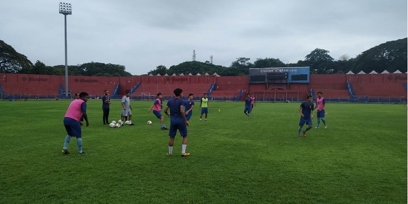 Persik Kediri berlatih di Stadion Brawijaya. Stadion ini dinilai harus dibenahi beberapa hal untuk bisa selenggarakan Liga 1. (Foto: Fendhy/ngopibareng.id) 