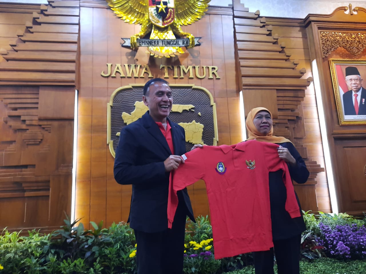 Ketua PSSI Mochamad Iriawan dan Gubernur Jawa Timur, Khofifah Indar Parawansa dalam pertemuan dengan klun dan perwakilan suporter sepak bola yang ada di Jawa Timur. (Foto: Alief/ngopibareng.id)