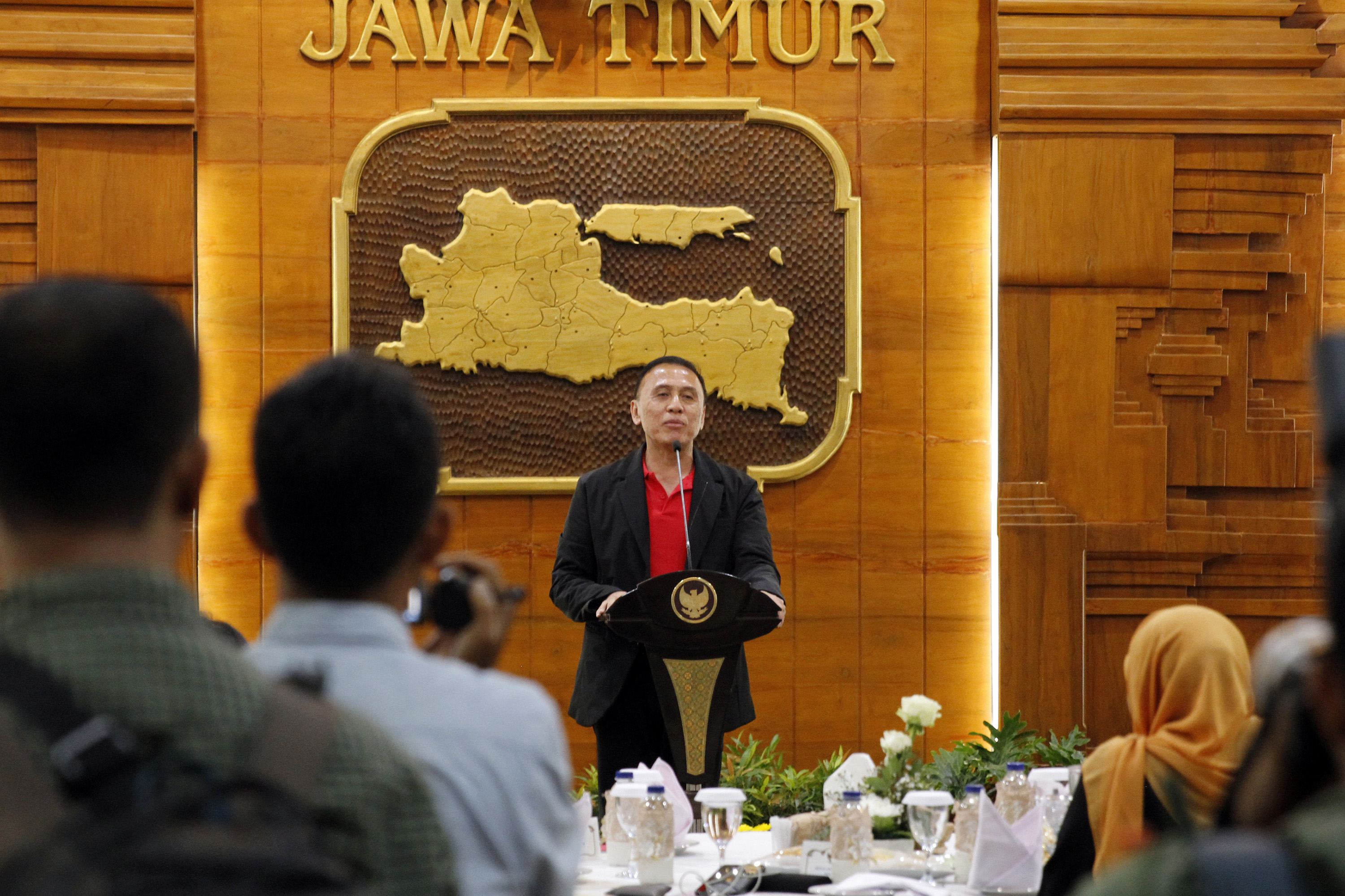 Ketua PSSI. Komjen Pol Mochammad Iriawan saat bertemu dengan Gubernur Jatim, Khofifah Indar Parawansa di Gedung Negara Grahadi, Surabaya, Minggu 9 Februari 2020. (Foto: Fariz/ngopibareng.id)