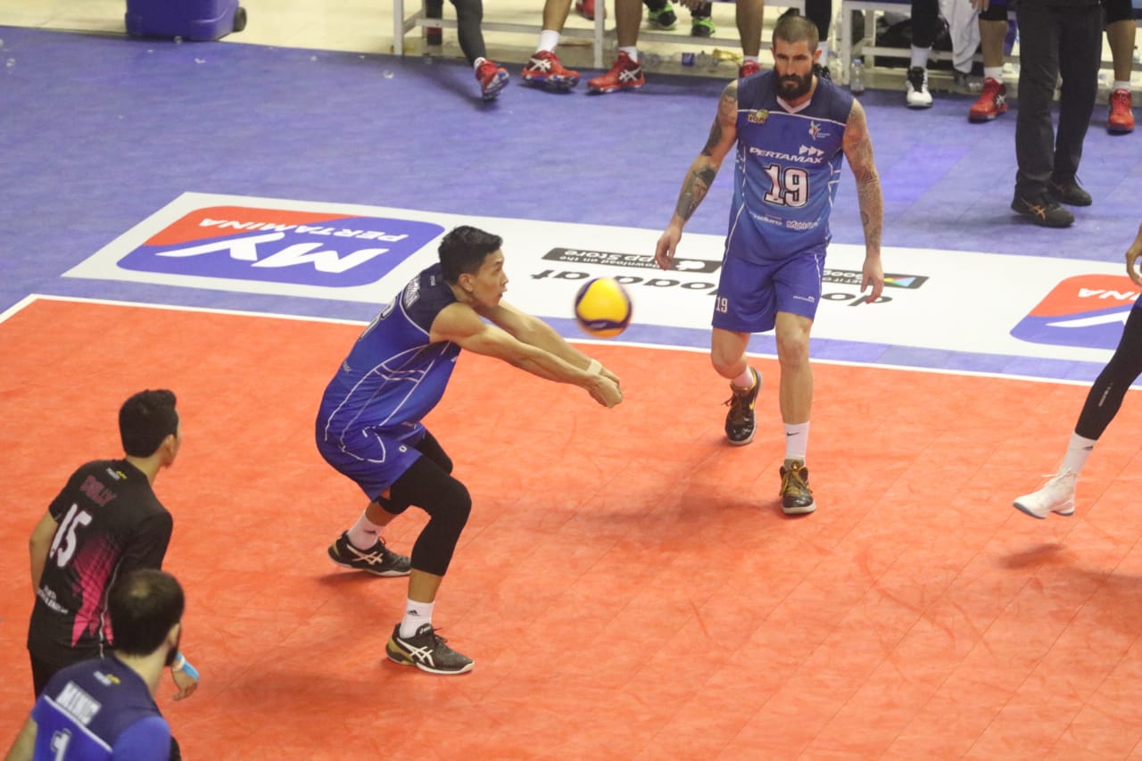 Pemain JPE mencoba menghalau bola service pemain Lamongan Sadang MHS dalam lanjutan seri ketiga Proliga 2020 di Gedung PSCC, Palembang, Minggu 9 Februari 2020. (Foto: Proliga)