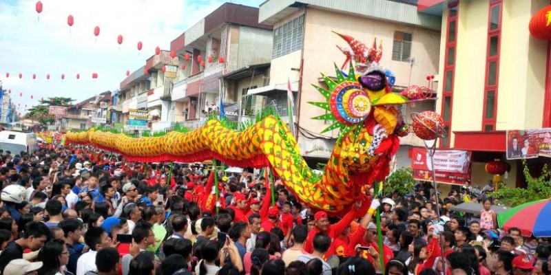 Replika naga diarak jelang penutupan perayaan Imlek dan Cap Go Meh. (Foto: Disbudpar Singkawang)