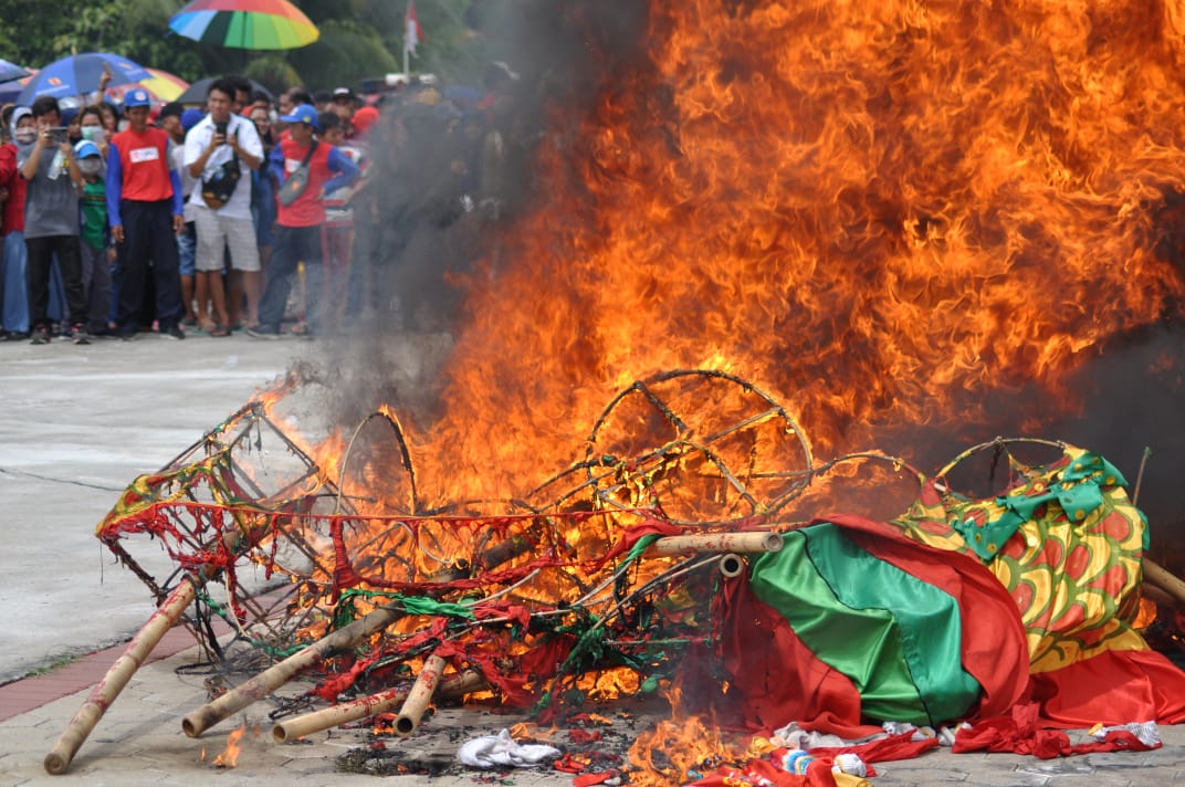 Ritual pembakaran replika naga dipenutupan Imlek dan Cap Go Meh. (Foto: Istimewa)
