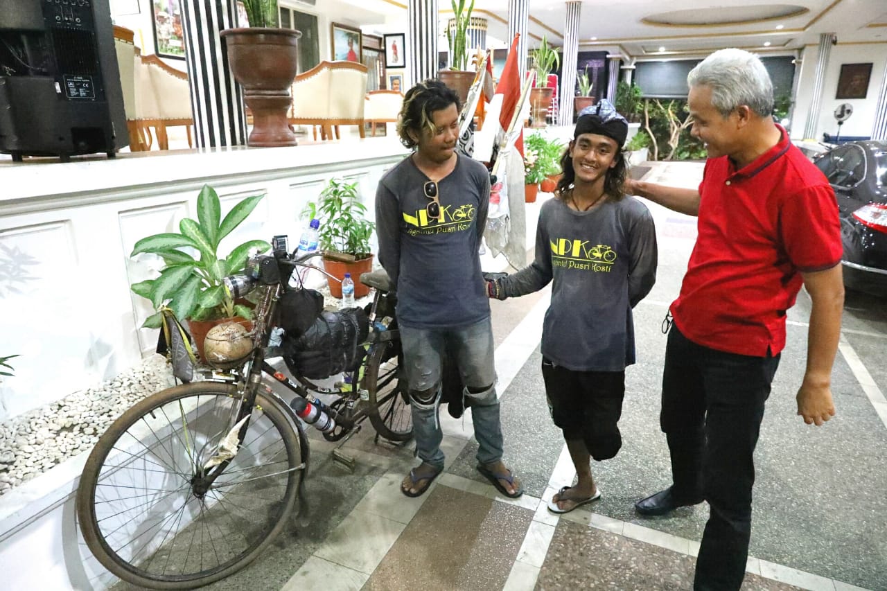 Gubernur Jawa Tengah Ganjar Prabowo bersama dua difabel pengayuh sepeda di rumah dinasnya, 9 Februari 2020. (Foto: humas/Jateng)