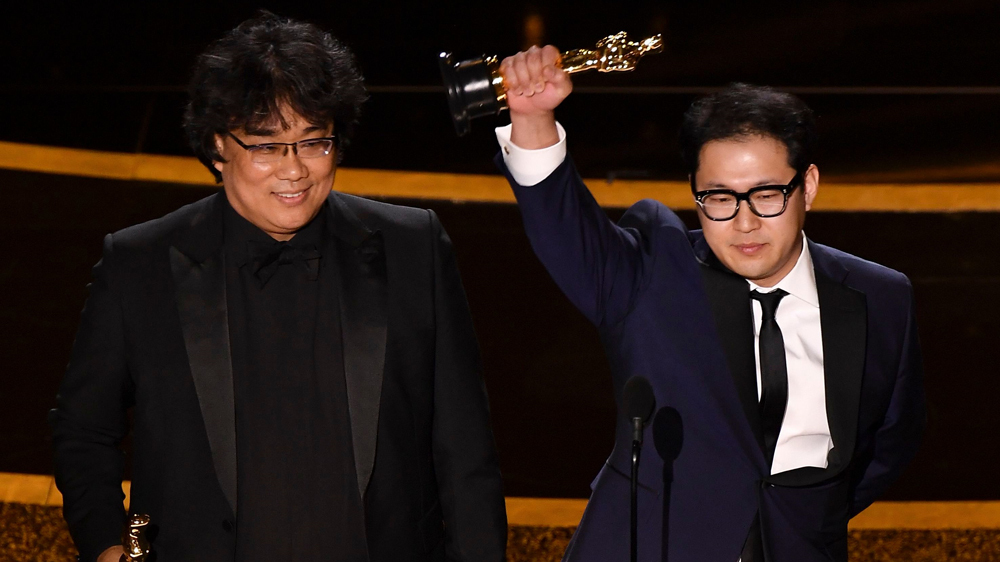 Penulis skenario Han Jin-won (kanan) dan sutradara Bong Joon Ho memberi sambutan setelah mereka meraih piala Oscar. (Foto: Variety)