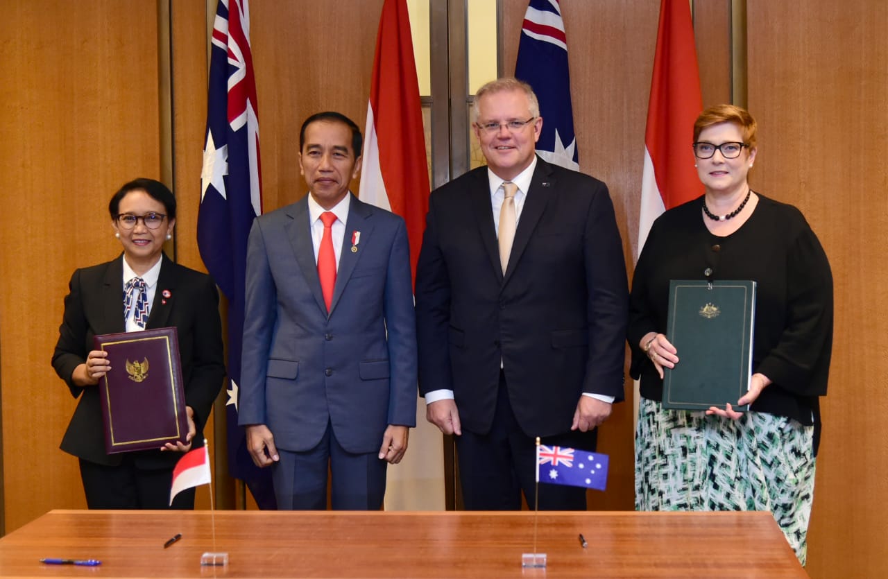 Menteri Luar Negeri Reto Marsudi mendampingi Presiden Joko Widodo usai ratifikasi IA-CEPA dengan Perdana Menteri (PM) Australia Scott Morrison, Senin 10 Februari 2020. (Foto: BPMI Setpres)