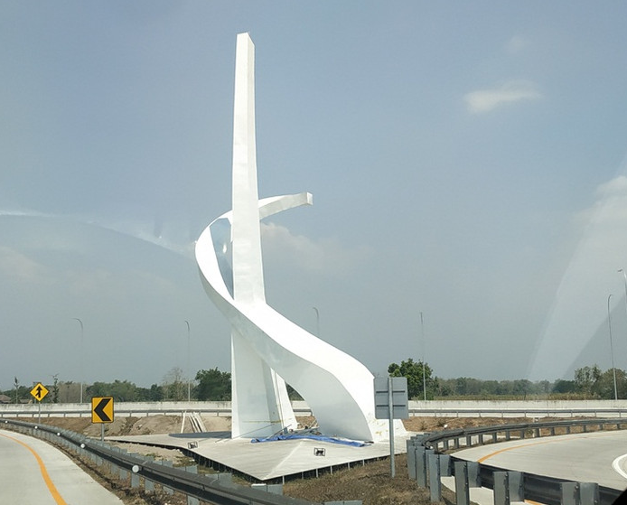 Tugu di jalan Tol Madiun yang viral lantaran dikaitkan dengan lambang komonis, palu arit PKI. (Foto: Dok. JNK)