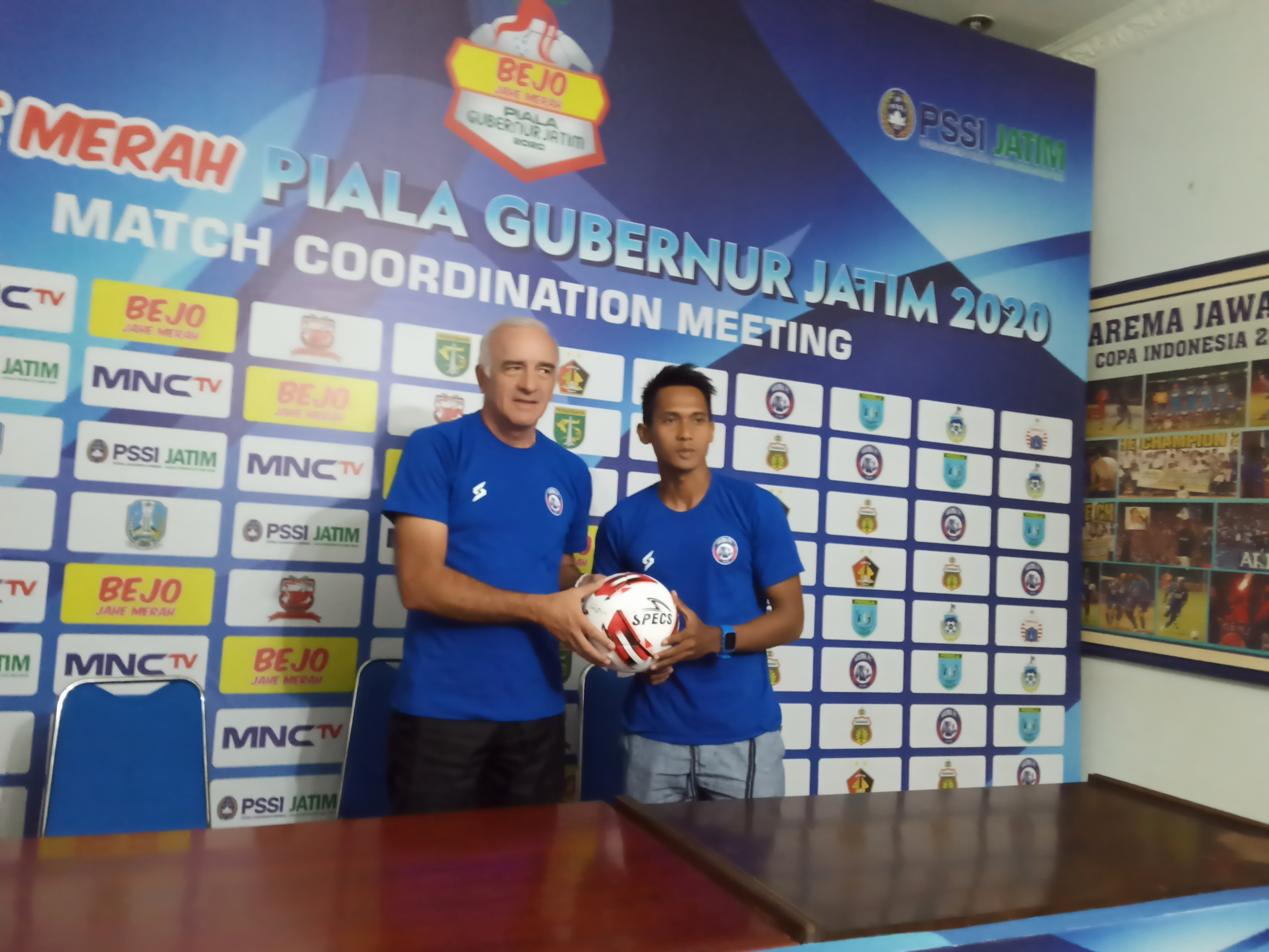 Pelatih Arema FC, Mario Gomez bersama Pemain Arema FC, Hendro Siswanto saat konferensi pers Piala Gubernur Jatim 2020 di Kantor Arema FC (Foto: Theo/ngopibareng.id)