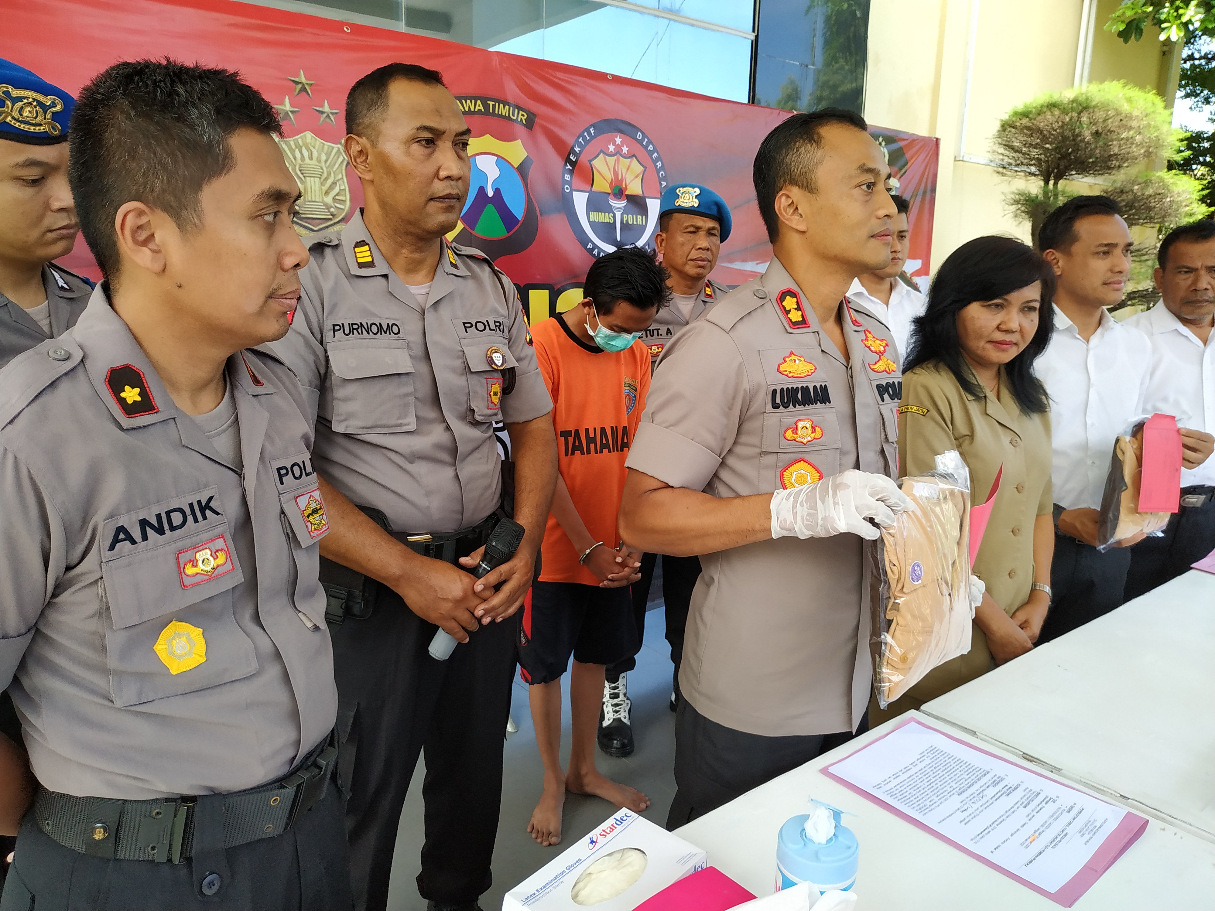 Kapolres Kediri, AKBP Lukman Cahyono saat rilis kasus pencabulan yang dilakukan oleh pembina Pramuka. (Foto: Fendi/ngopibareng.id)