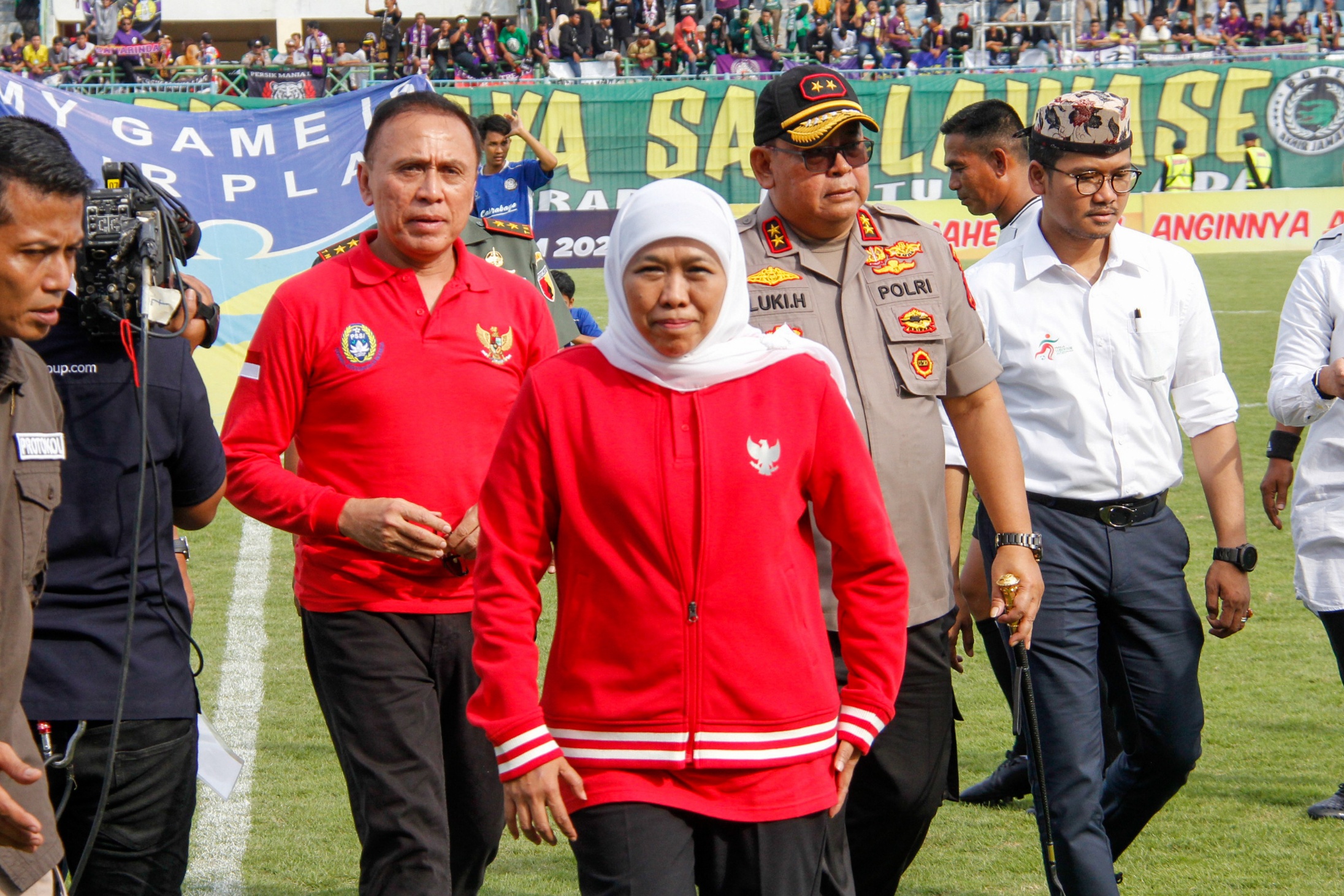 Gubernur Jatim, Khofifah Indar Parawansa didampingi Ketua PSSI Komjen Pol Mochammad Iriawan usai membuka Piala Gubernur Jatim di Stadion Gelora Bangkalan, Senin 10 Februari 2020. (Foto: Fariz/ngopibareng.id)